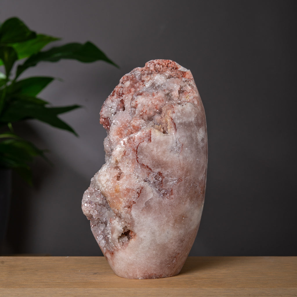 Stor rosa ametist freeform med röda detaljer