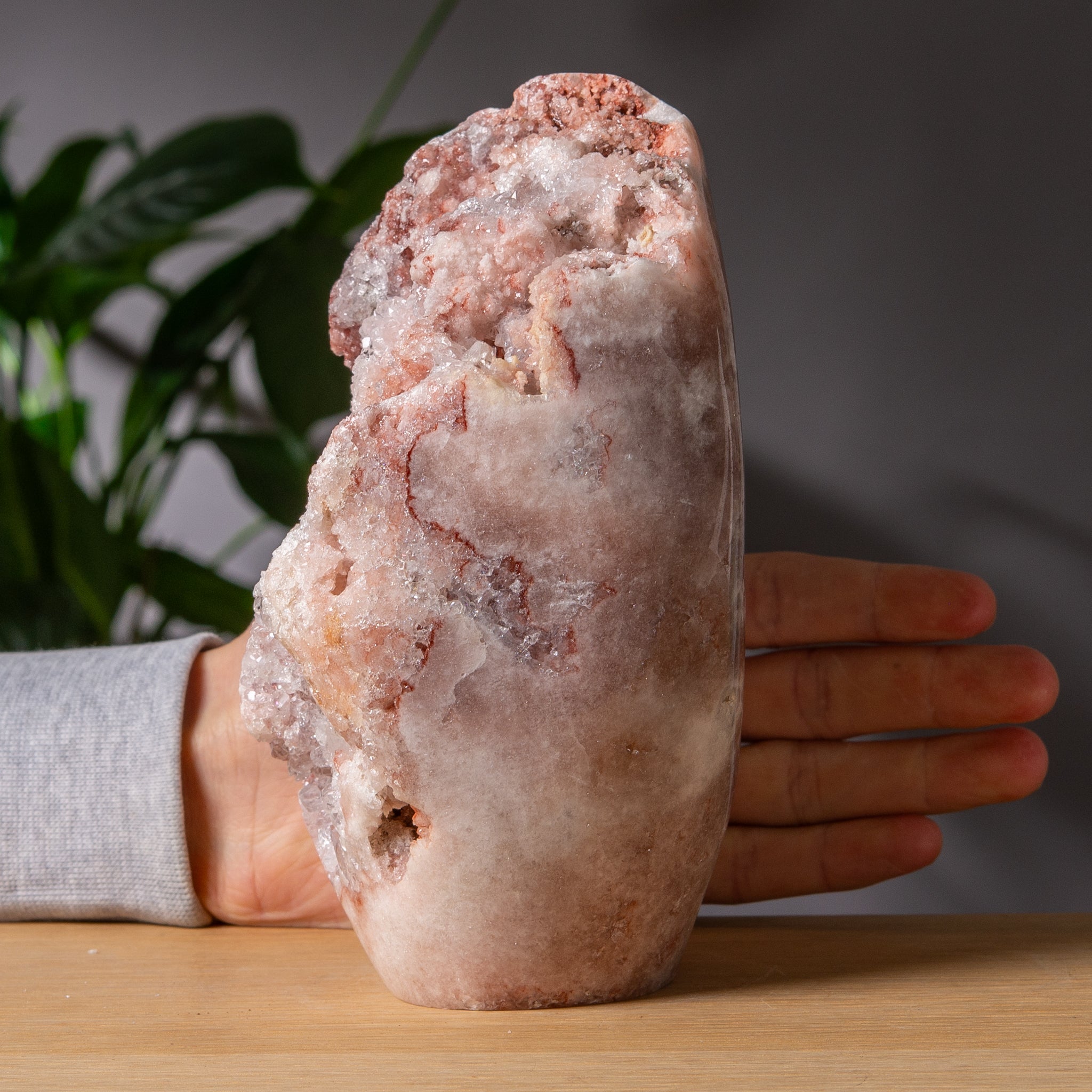 Stor rosa ametist freeform med röda detaljer