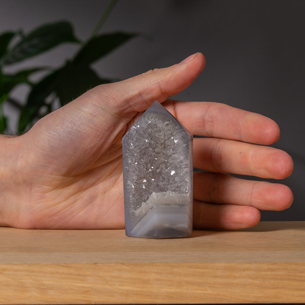 Grå Agat Torn med Kvarts Druzy Framsida
