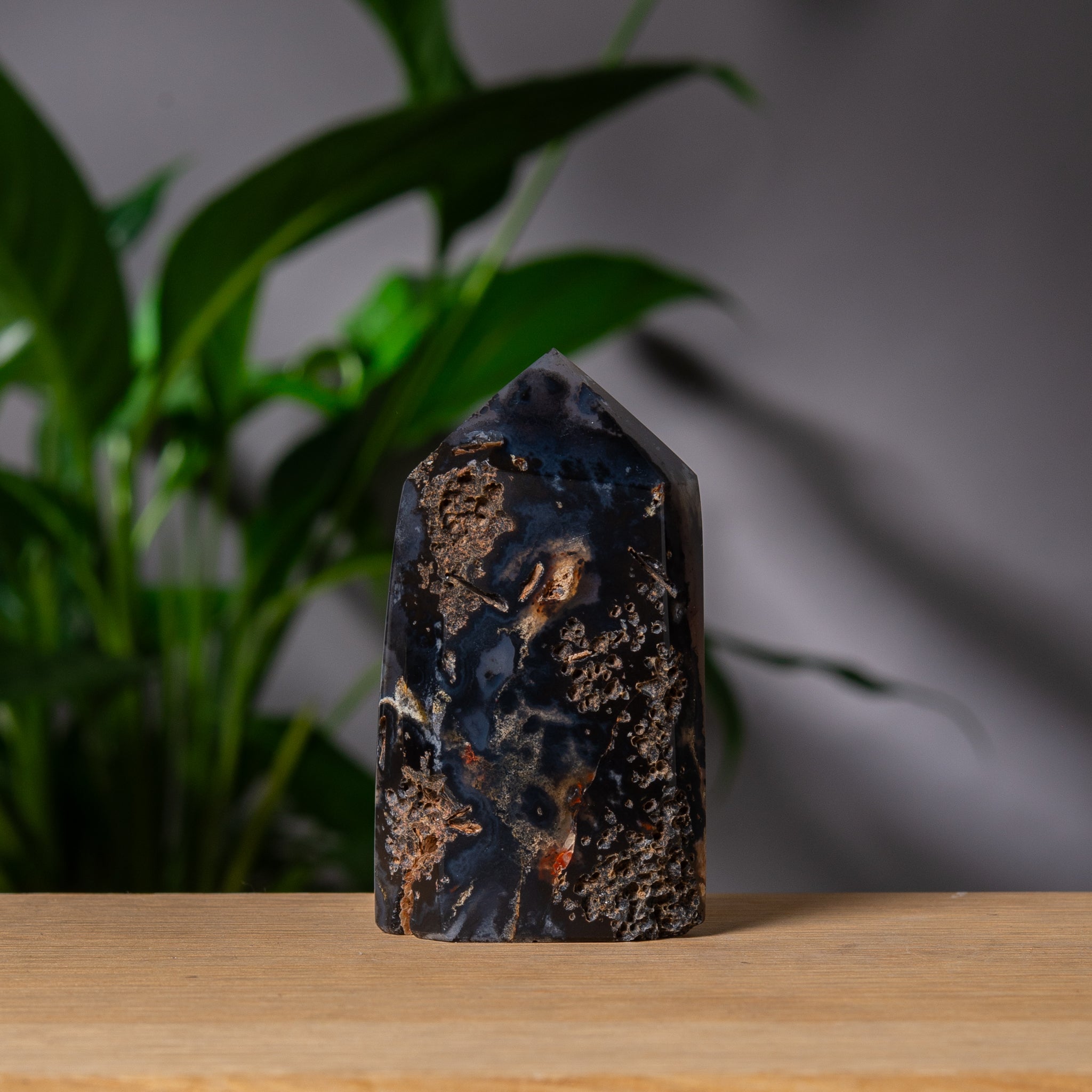 Mörkgrå agattorn med ljus druzy