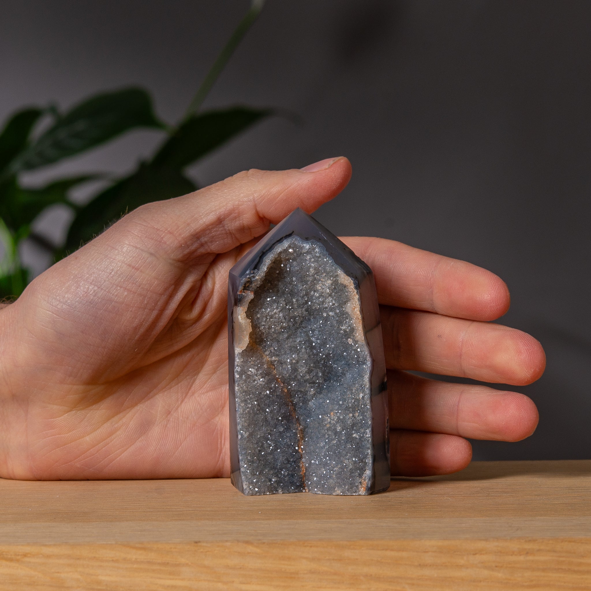 Mörkgrå agattorn med ljus druzy