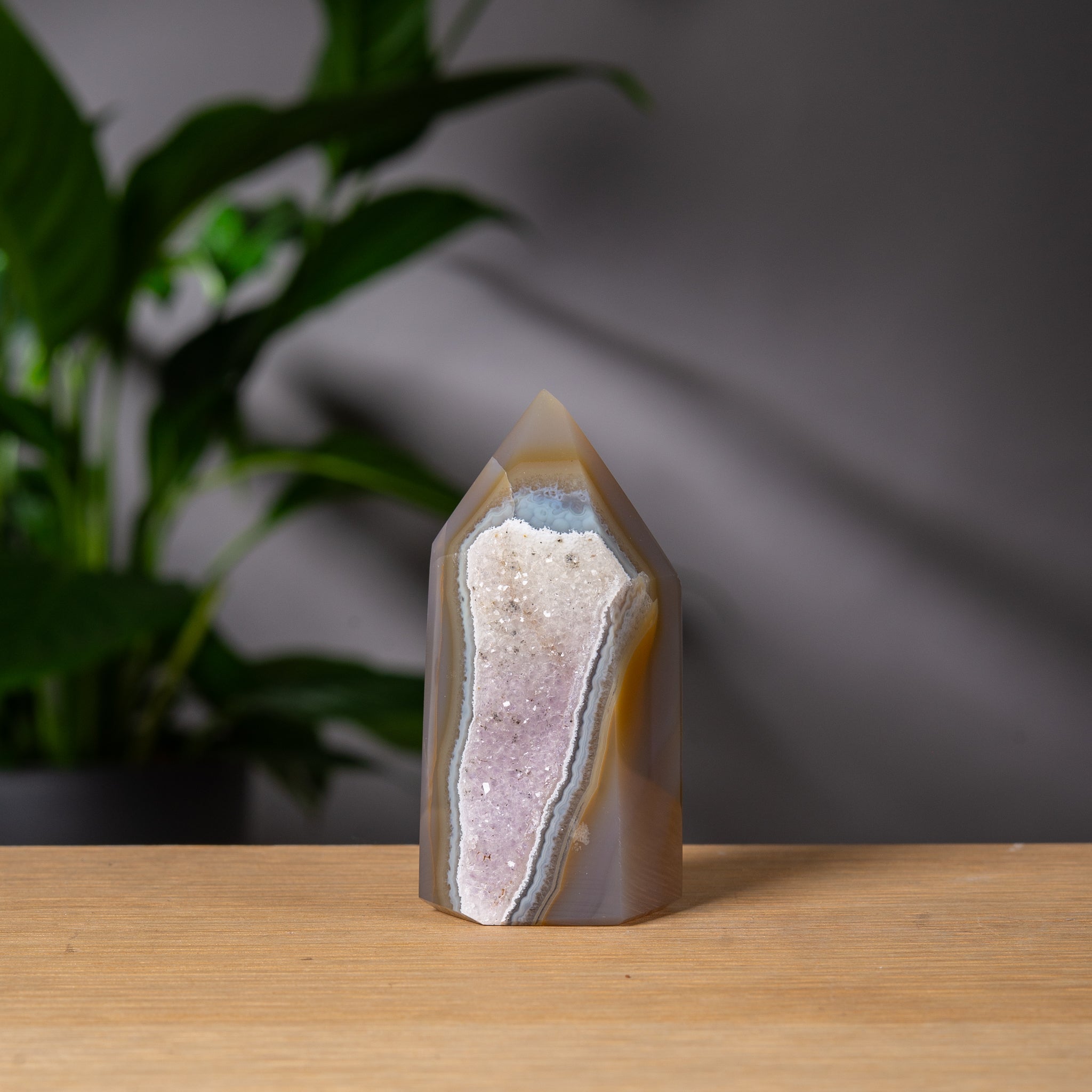 Gråbeige agattorn med lila druzy