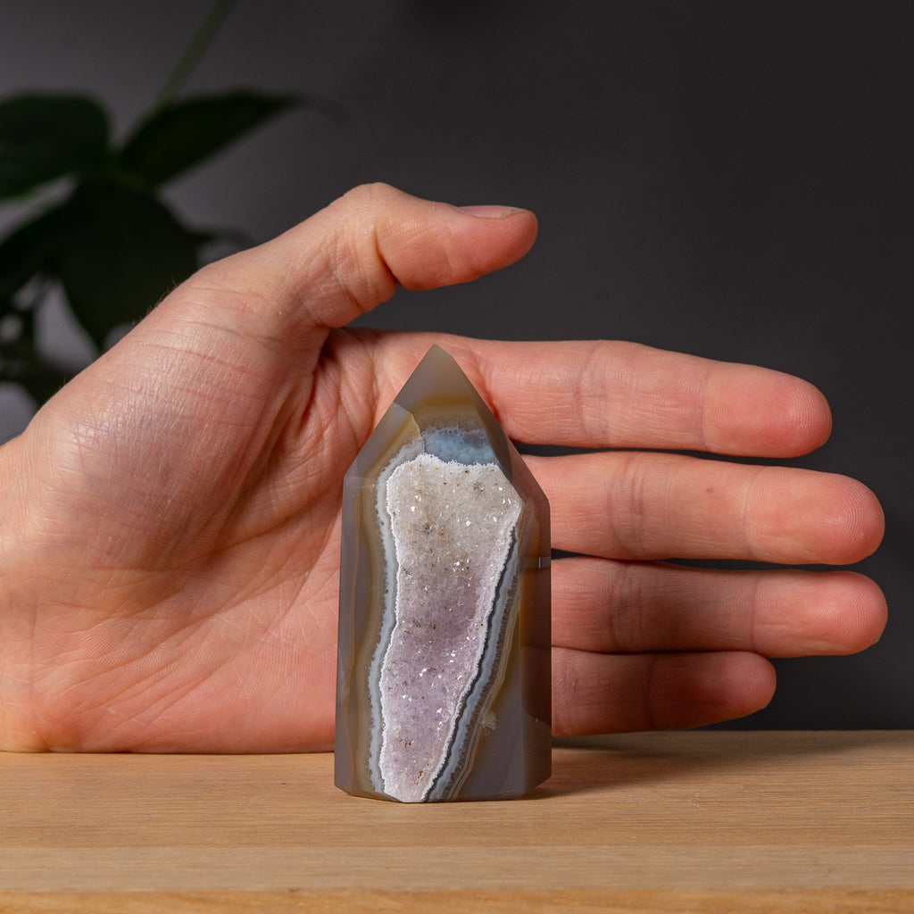 Gråbeige agattorn med lila druzy