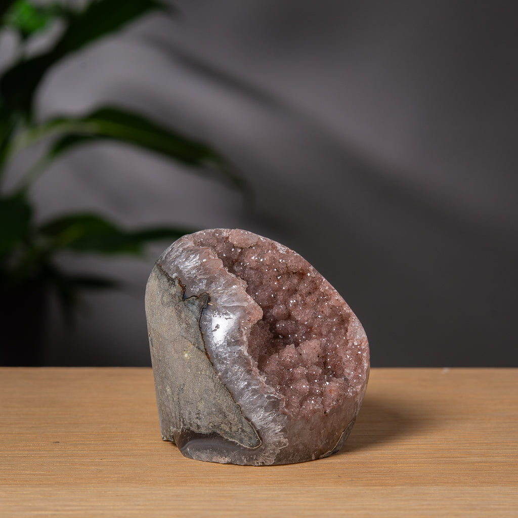 Sockerametist med planslipad bas och rosa druzy-hålighet