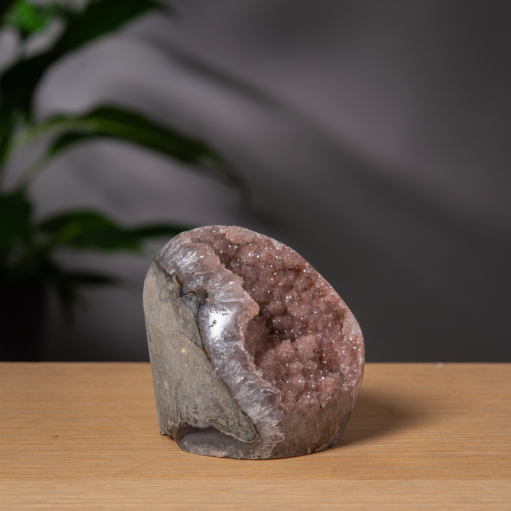 Sockerametist med planslipad bas och rosa druzy-hålighet
