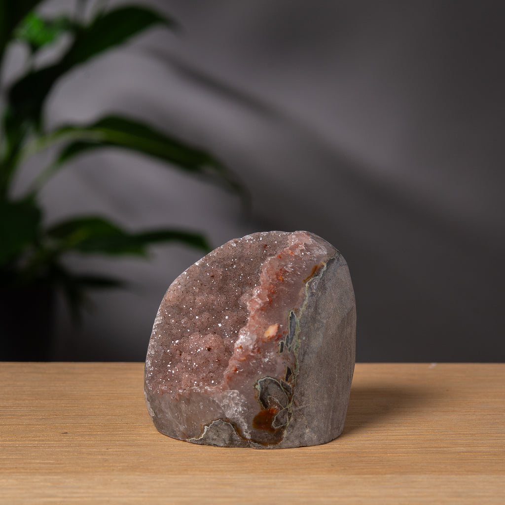 Sockerametist med planslipad bas och rosa druzy-hålighet