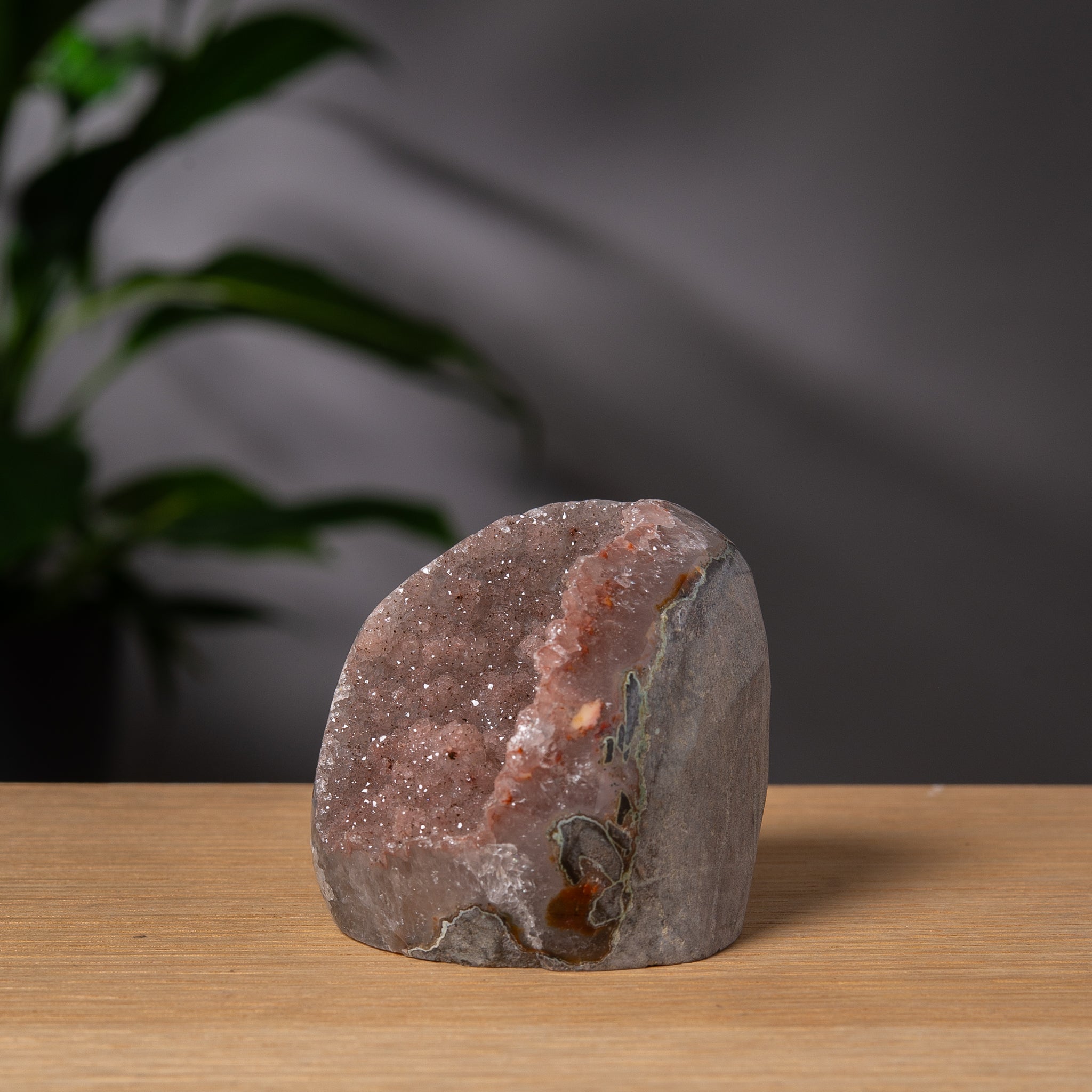 Sockerametist med planslipad bas och rosa druzy-hålighet