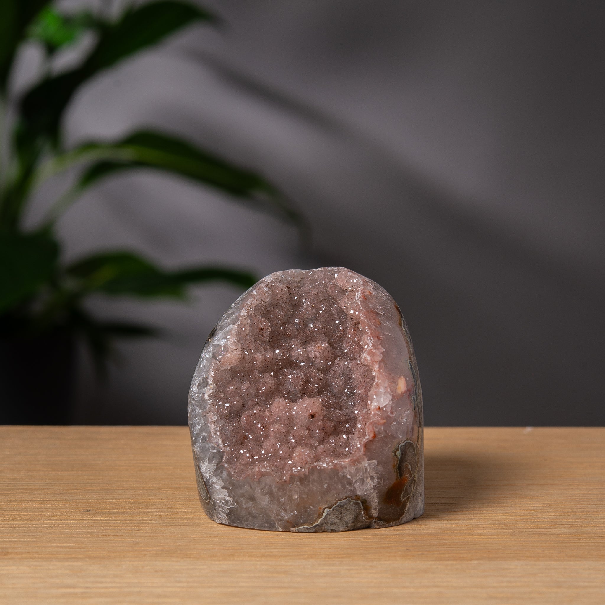 Sockerametist med planslipad bas och rosa druzy-hålighet
