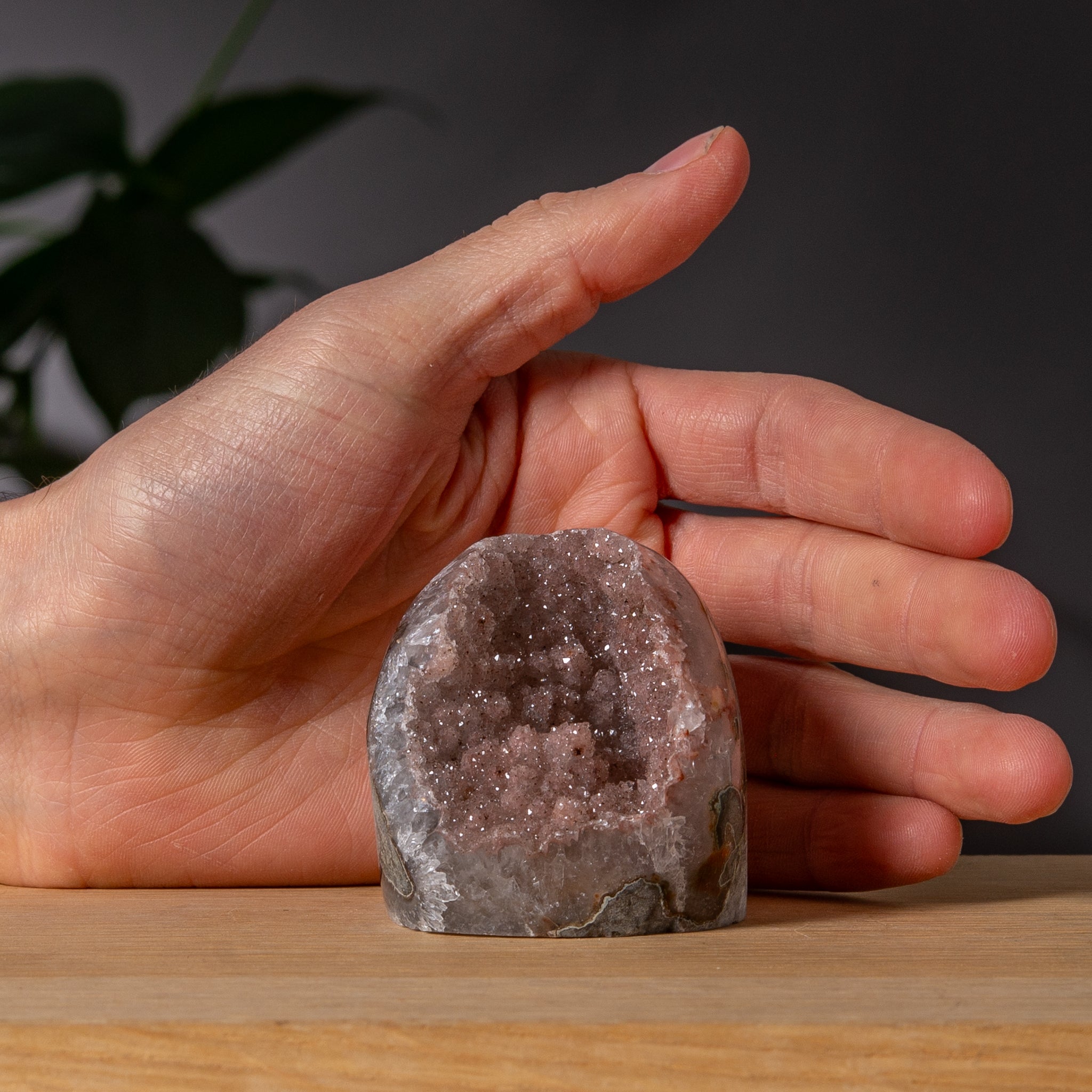 Sockerametist med planslipad bas och rosa druzy-hålighet