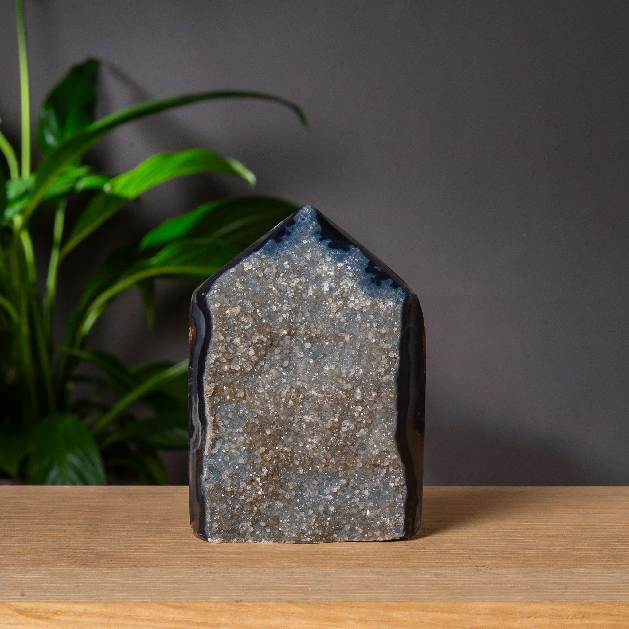 Mörkgrå agattorn med ljus druzy