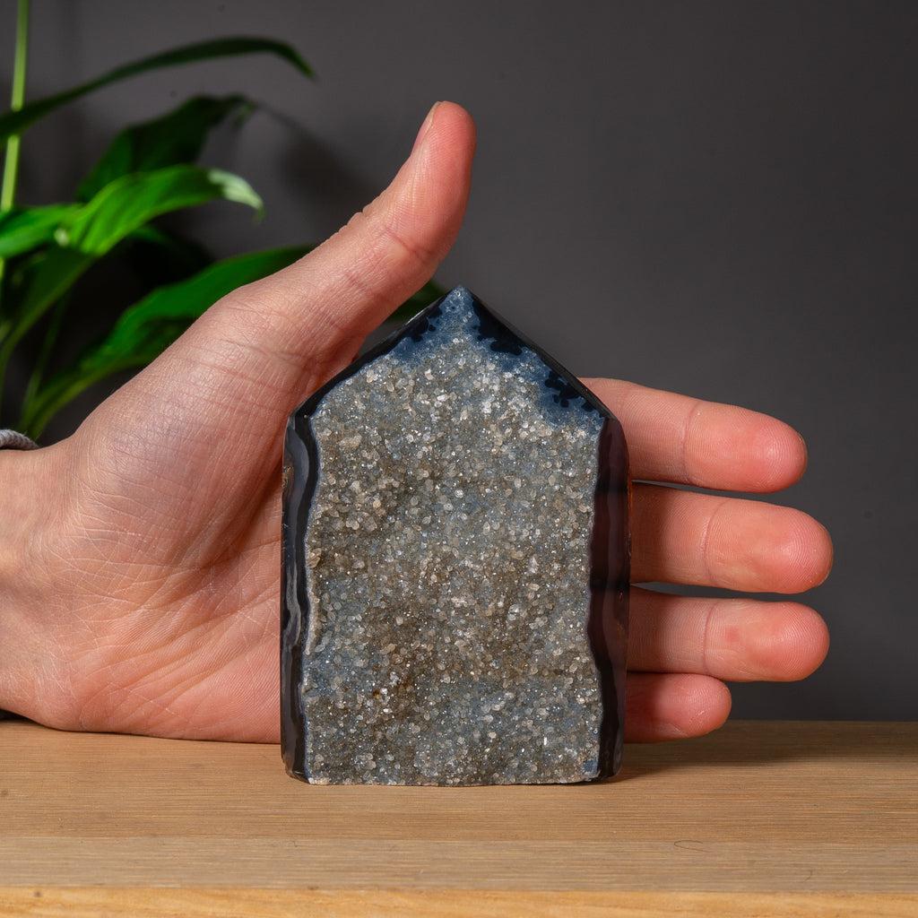 Mörkgrå agattorn med ljus druzy