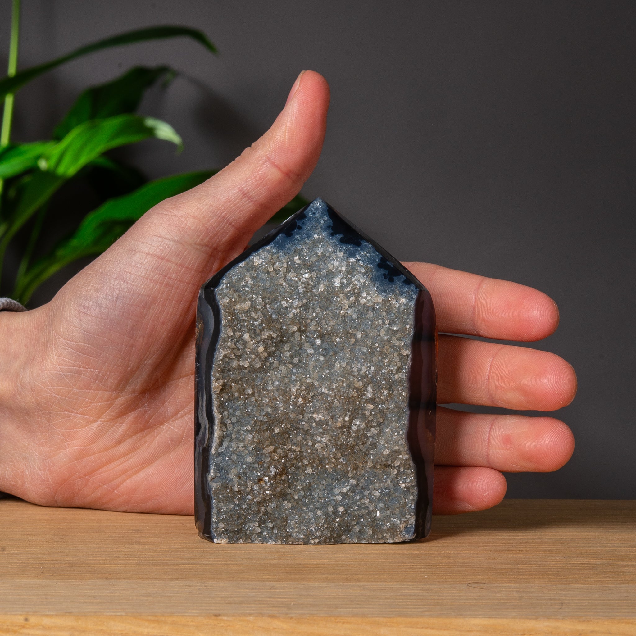 Mörkgrå agattorn med ljus druzy