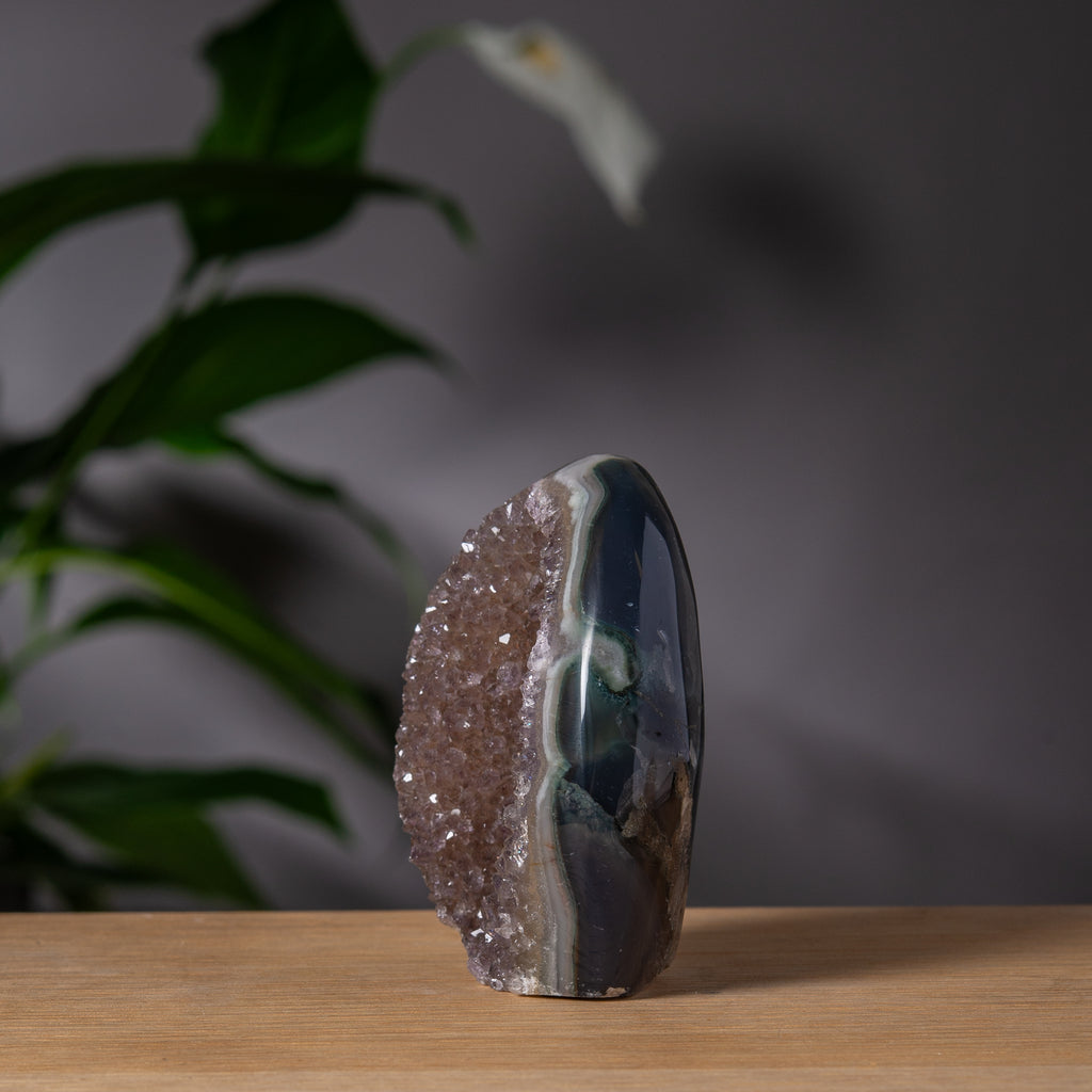 Agat med rökfärgad drus i hålighet, kapad bas