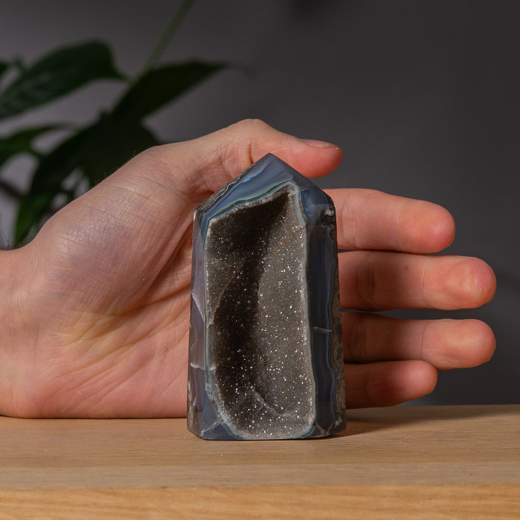 Mörkgrå hålrumsagat torn