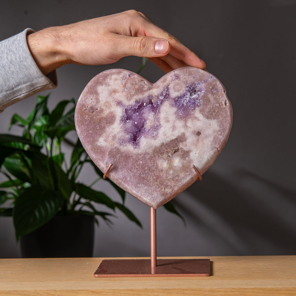 Mjuktonat rosa ametisthjärta på ställning