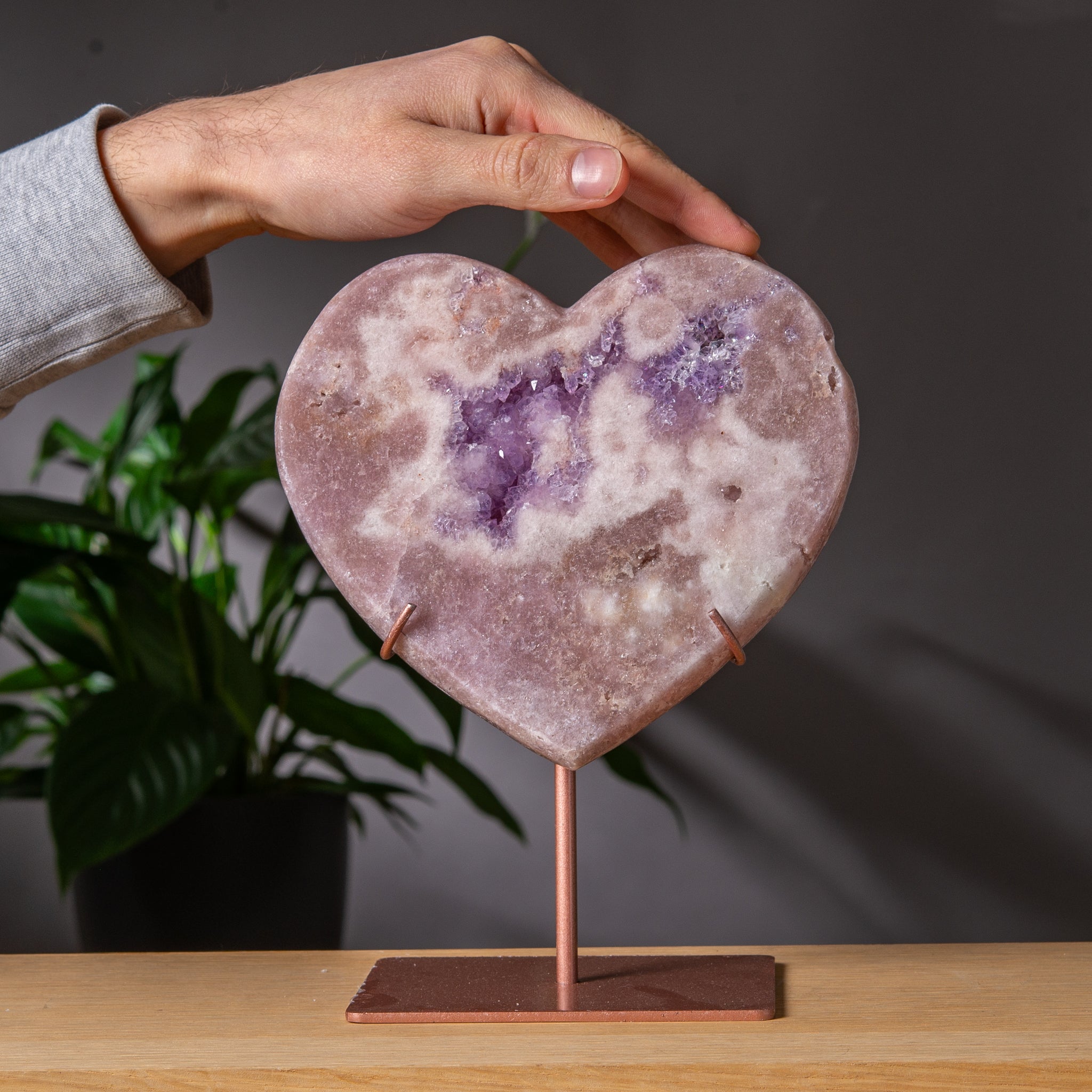 Mjuktonat rosa ametisthjärta på ställning