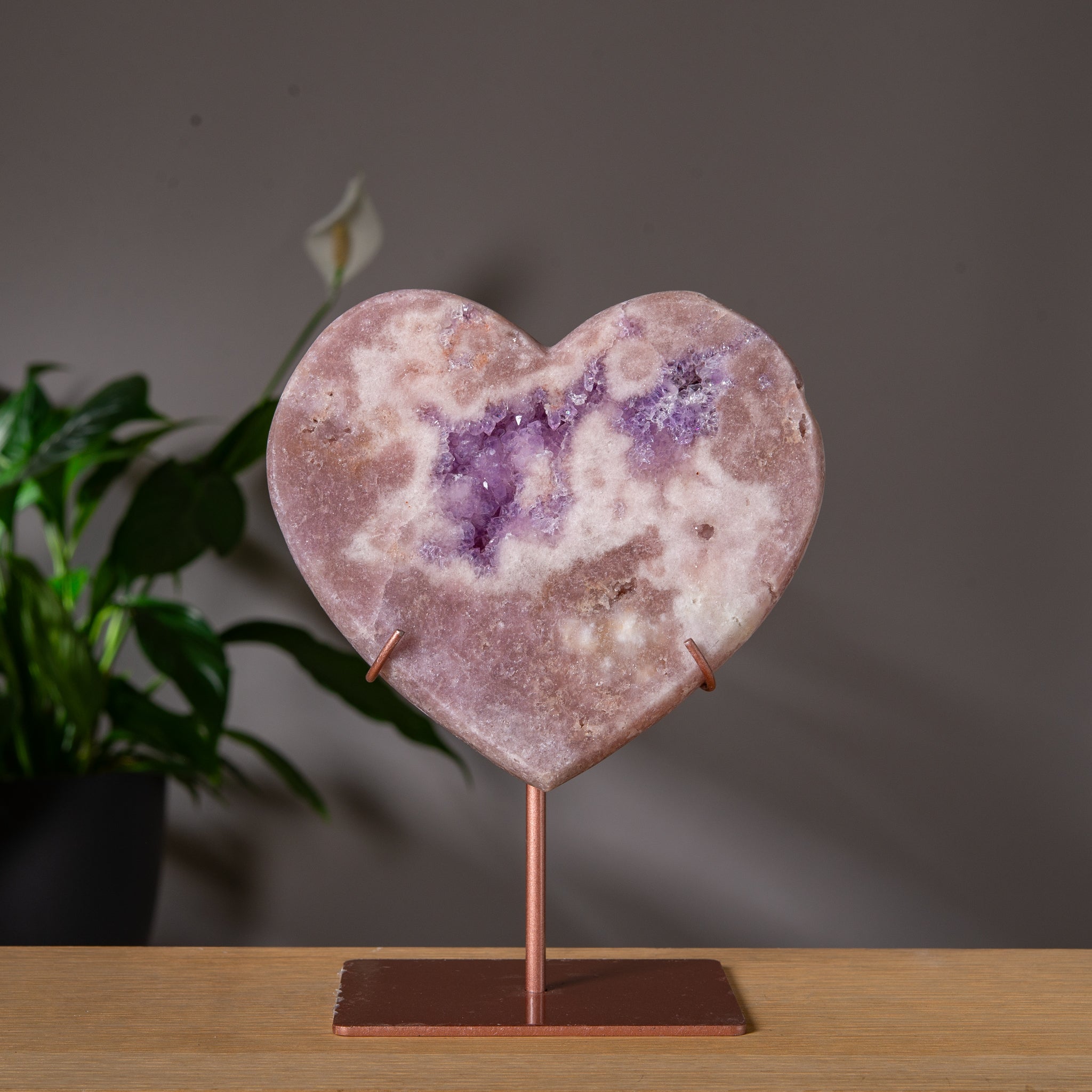 Mjuktonat rosa ametisthjärta på ställning