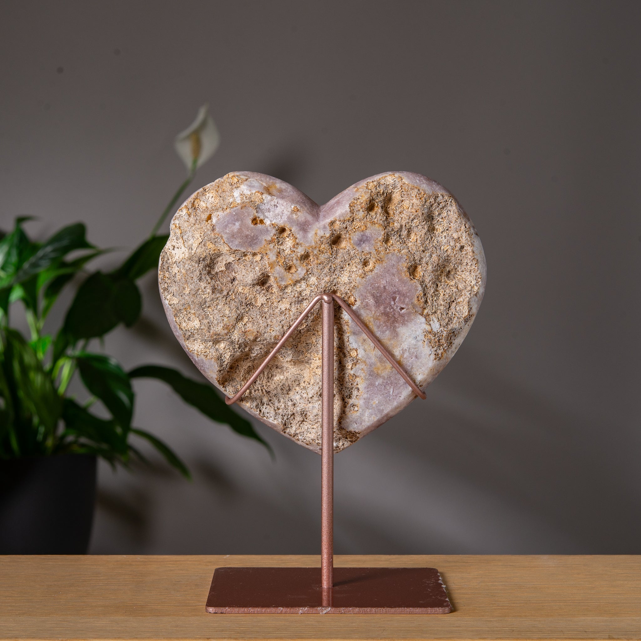 Mjuktonat rosa ametisthjärta på ställning