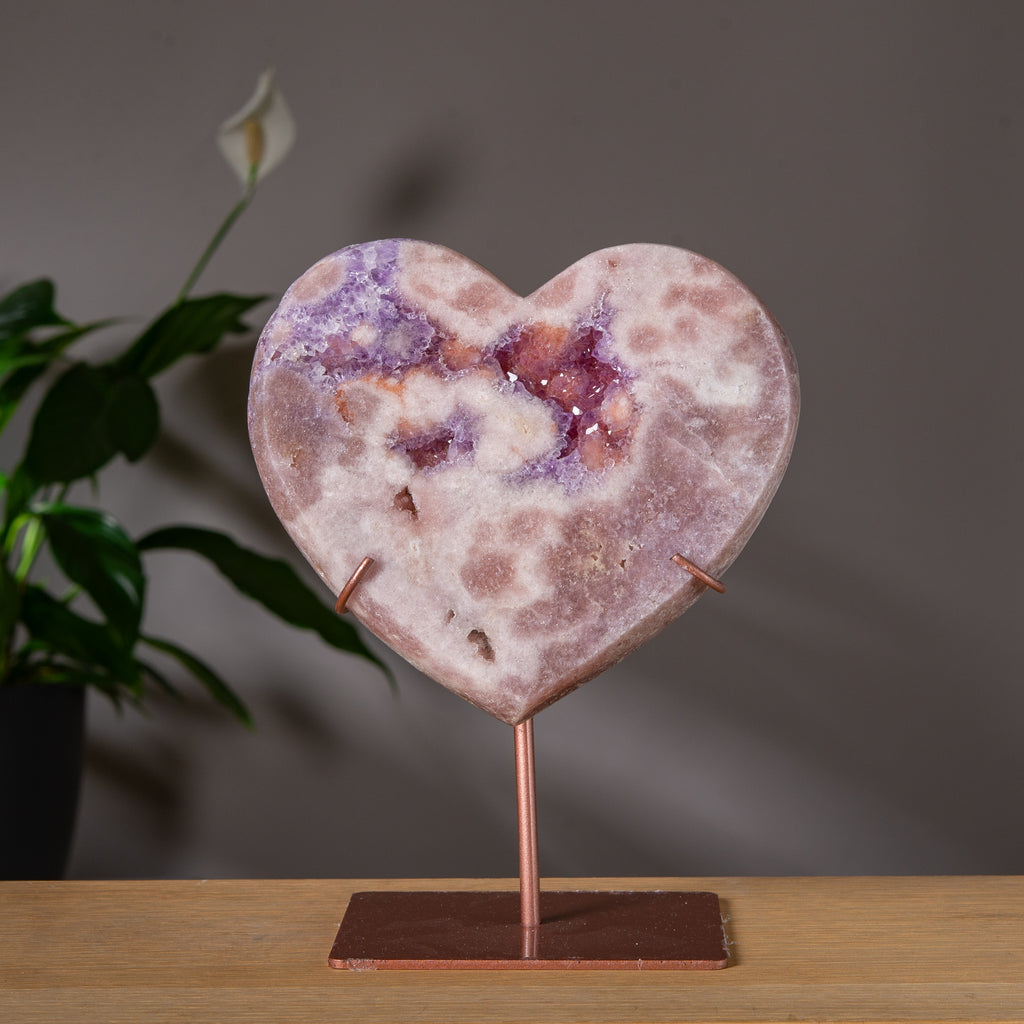 Stort hjärta av rosa ametist med rosa-lila druzy