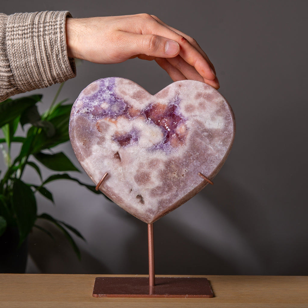 Stort hjärta av rosa ametist med rosa-lila druzy