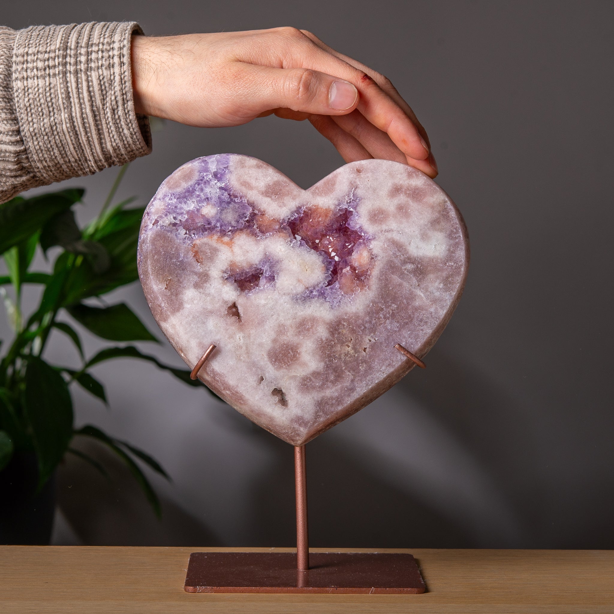 Stort hjärta av rosa ametist med rosa-lila druzy