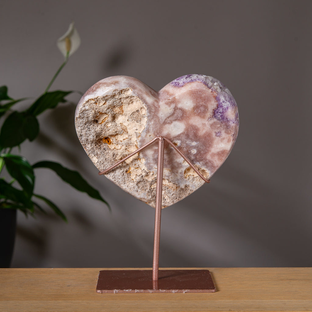 Stort hjärta av rosa ametist med rosa-lila druzy