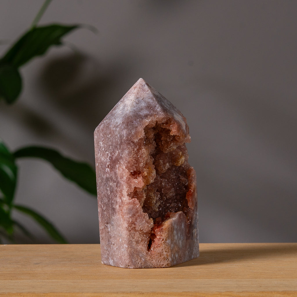 Rosa Ametisttorn med Druzy-hålighet
