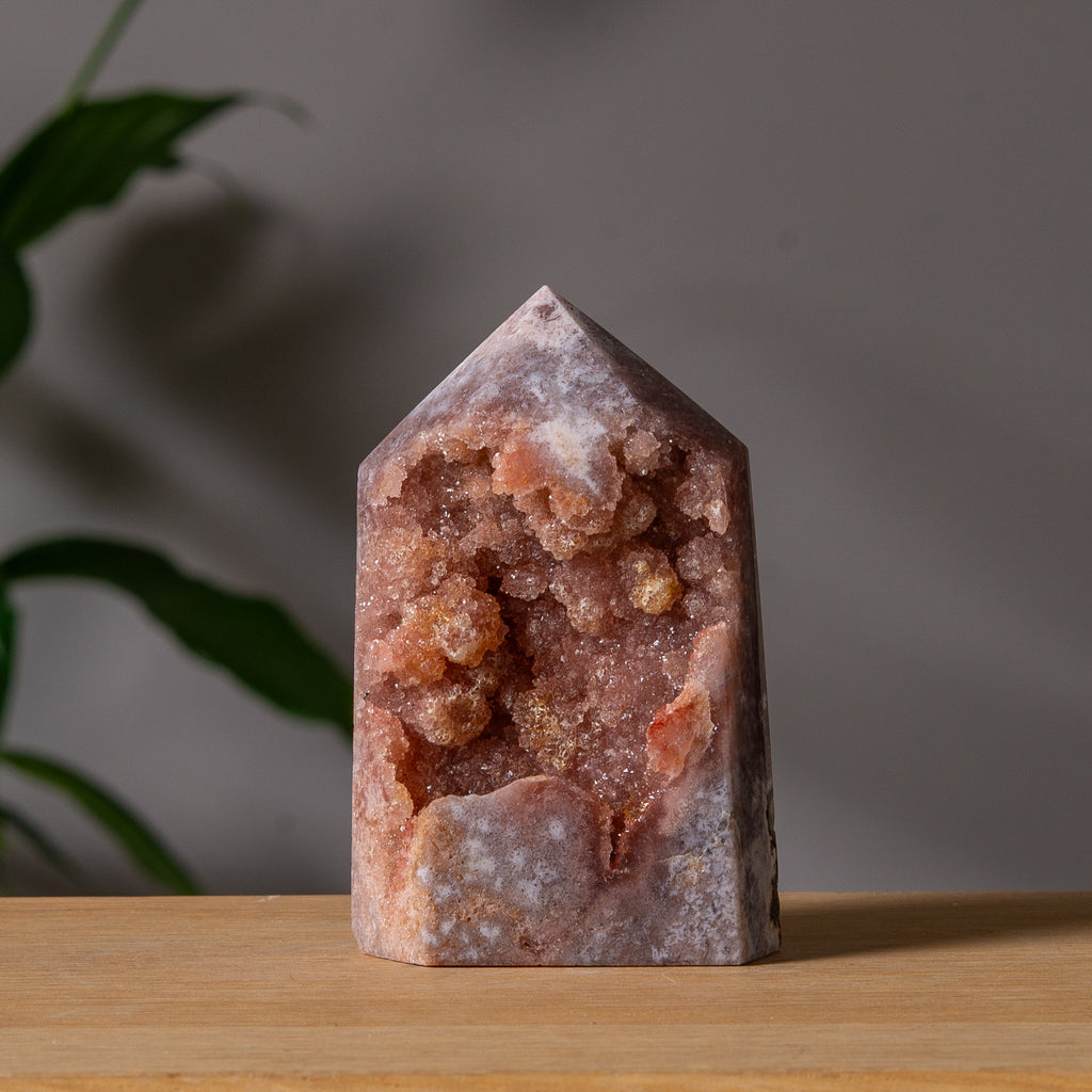 Rosa Ametisttorn med Druzy-hålighet