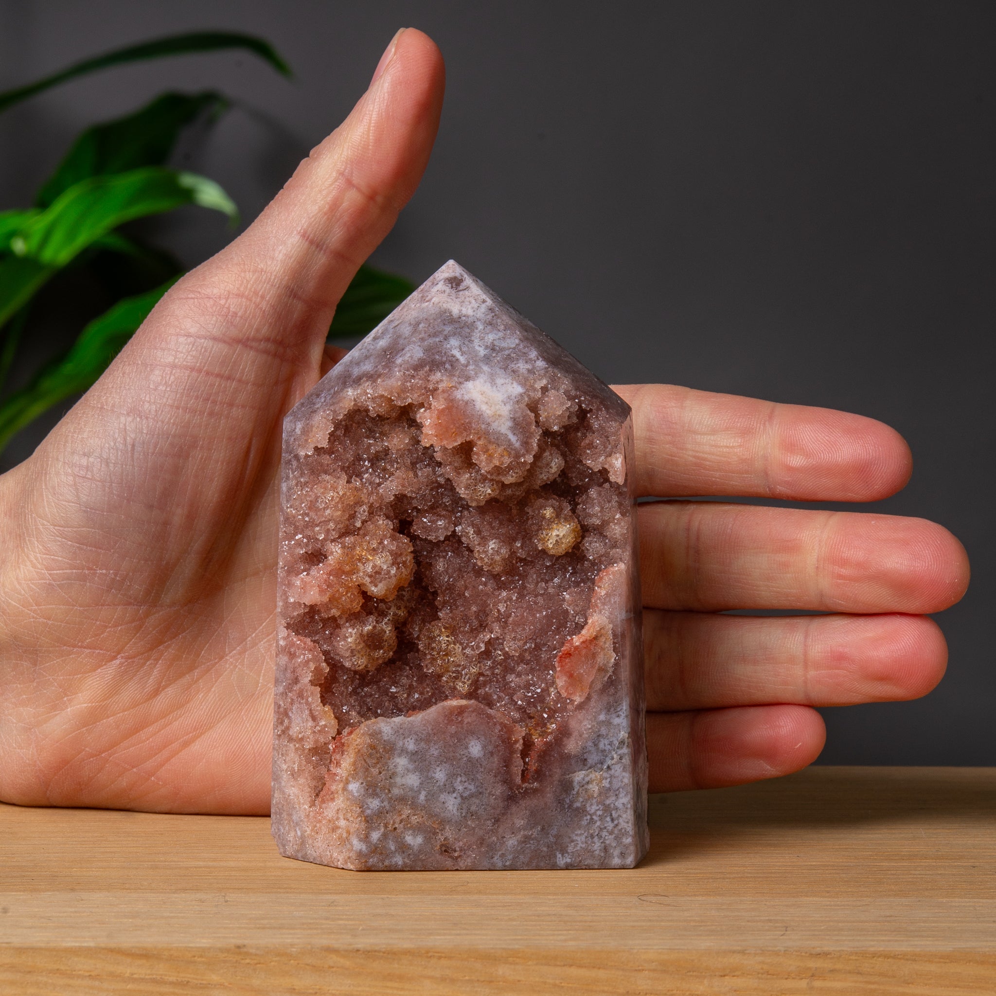 Rosa Ametisttorn med Druzy-hålighet